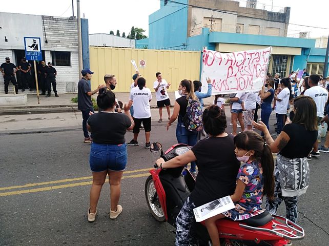 Familiares y amigos de Gonzalo Molina pidieron el esclarecimiento del crimen frente a la seccional 21ª.