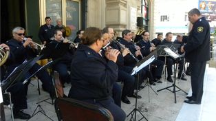 Concierto musical de la Banda Sinfónica Policial en la explanada del Teatro Municipal