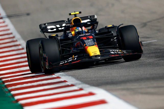 Checo Pérez se benefició en la tabla general tras la descalificación de Hamilton