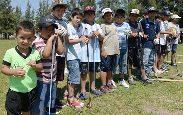 A El Golfito lo integran chicos de entre 4 y 14 años (hasta ahora sólo cuatro nenas). Todos asisten a la  Escuela 299 Ceferino Namuncurá. (E.Rodríguez)