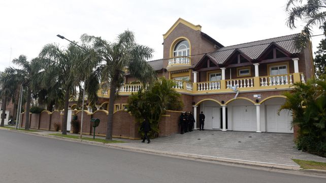 La mansión de Herme Juárez en San Lorenzo con policías federales en la puerta