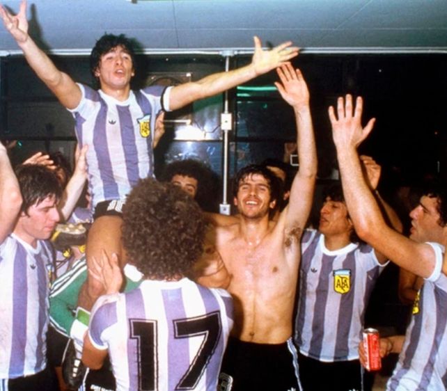 En el vestuario con sus compañeros campeones del Mundial Juvenil 1979.