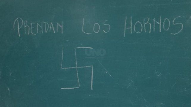 El mensaje que dejaron en un pizarrón en uno de los cuartos oscuros de la escuela Alem