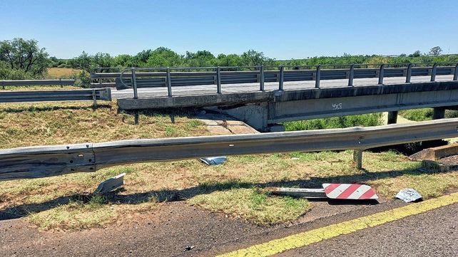 Un auto cayó a un arroyo: rescataron a la conductora