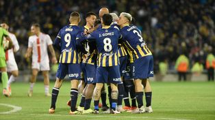 Los futbolistas canallas celebran junto a Jaminton Campaz, el autor del gol en el triunfo ante Inter.