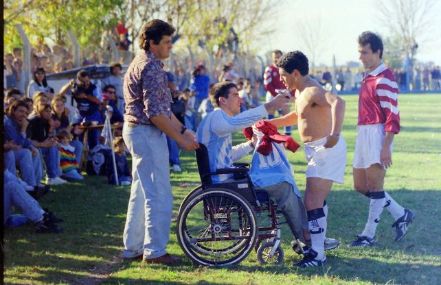 La increíble historia de un gesto y una foto de Maradona en Totoras, que conmovieron al mundo