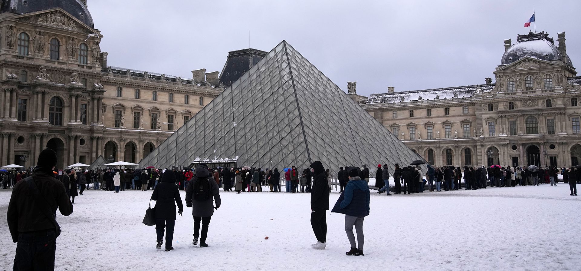 Personas esperan para entrar al Museo del Louvre tras una nevada, el miércoles 7 de enero de 2026 en París. (Foto AP/Christophe Ena) Personas esperan para entrar al Museo del Louvre tras una nevada, el miércoles 7 de enero de 2026 en París. (Foto AP/Christophe Ena)