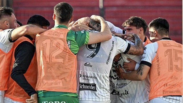 El festejo de los jugadores de Patronato tras el gol anotado por Santiago Bellatti&nbsp;