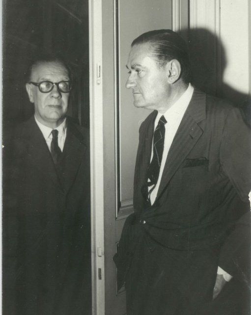 Otra foto (y magnífica) junto a Borges, a quien se lo observa con anteojos.