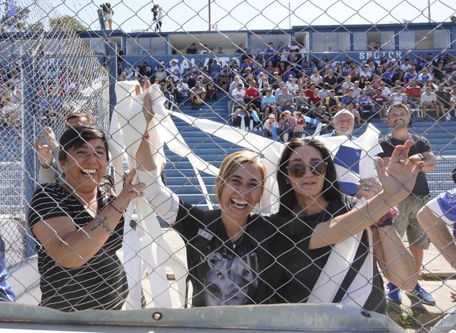 Las mujeres salaítas. La fiesta salaíta se pobló con muchas familias y muchas mujeres que coparon las tribunas. También se vio lo mismo enfrente, con los hinchas de 9 de Julio. Todo en paz. 