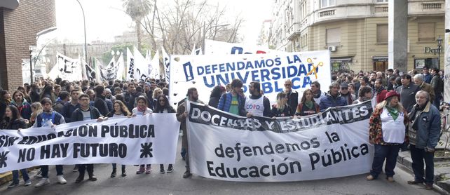 Una multitudinaria marcha cerró filas en defensa de la universidad pública