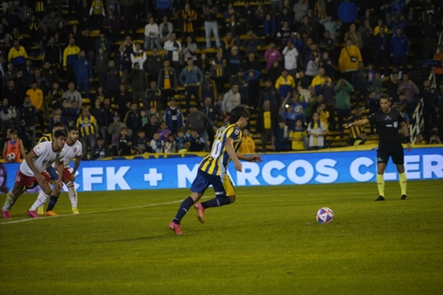 Víctor Malcorra se apresta a ejecutar el penal que le hubiese dado la ventaja parcia a Central