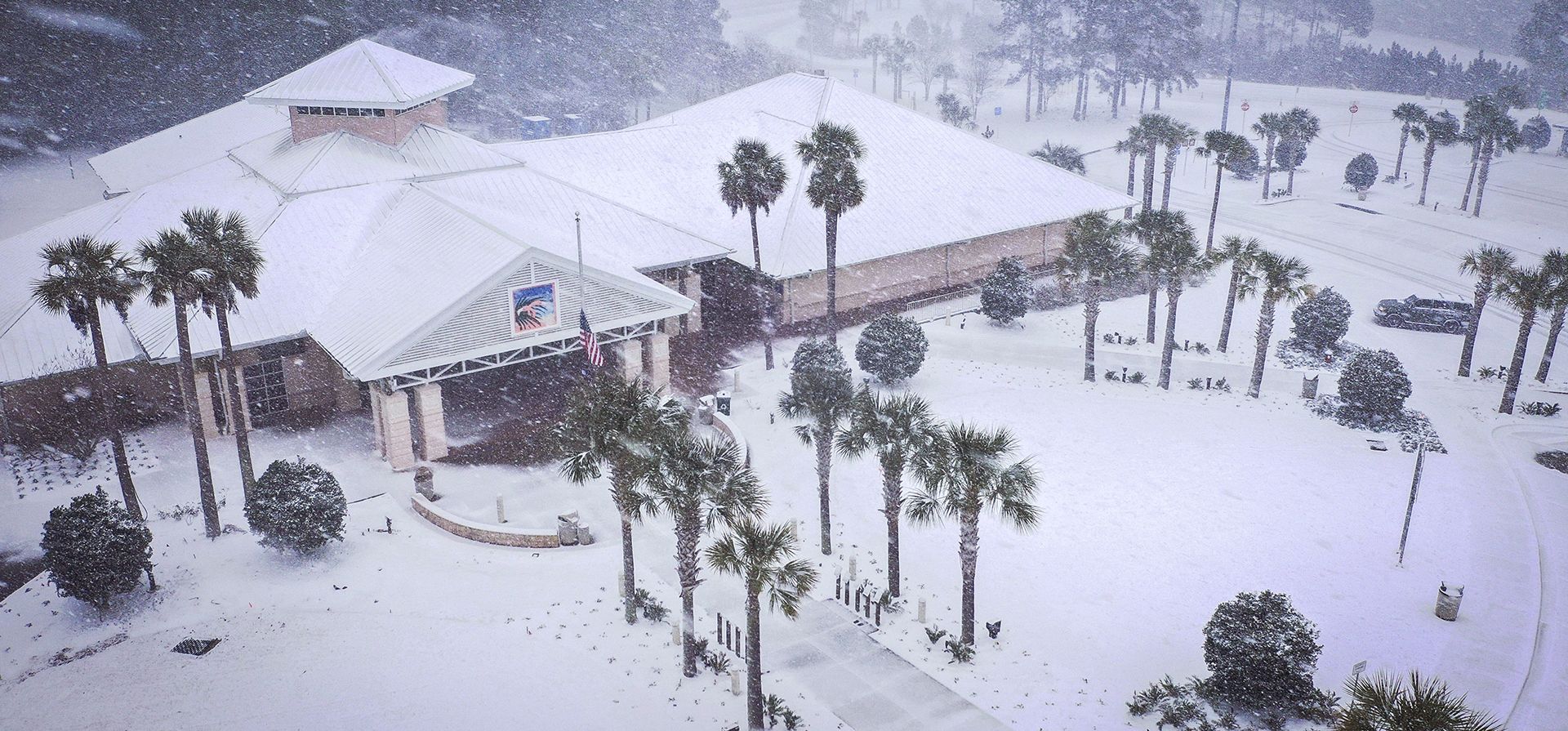 Una fuerte nevada cae sobre las palmeras y el Centro de Bienvenida de Florida el martes 21 de enero de 2025 en Pensacola, Florida. (Luis Santana/Tampa Bay Times vía AP) Una fuerte nevada cae sobre las palmeras y el Centro de Bienvenida de Florida el martes 21 de enero de 2025 en Pensacola, Florida. (Luis Santana/Tampa Bay Times vía AP)