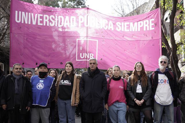 El rector de la UNR Franco Bartolacci les pidió a los diputados que transitaron por las aulas del ciclo superior un fuerte compromiso con la universidad pública