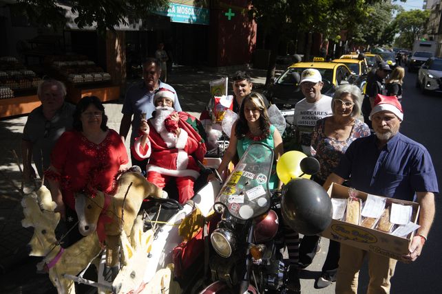 Un sector de los taxistas le llevó regalos de Navidad a los jubilados