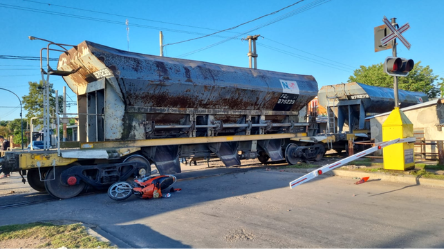 La moto quedó tirada al costado de las vías. Las barreras en ese paso a nivel funcionaban correctamente.&nbsp;