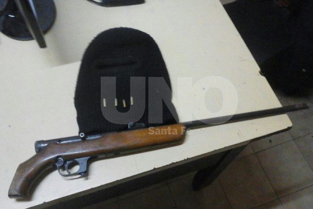 Arma secuestrada durante el procedimiento de detención de los presuntos asaltantes del remisero.