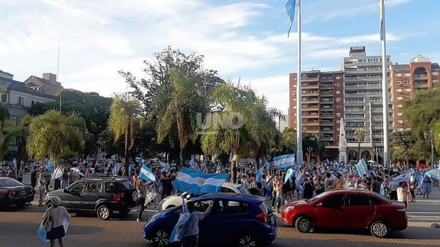 Vacunatorio vip: la oposición se manifestó en Santa Fe