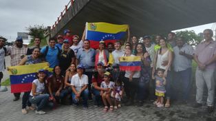 Santa Fe: decenas de venezolanos celebraron el apoyo internacional a Guaidó
