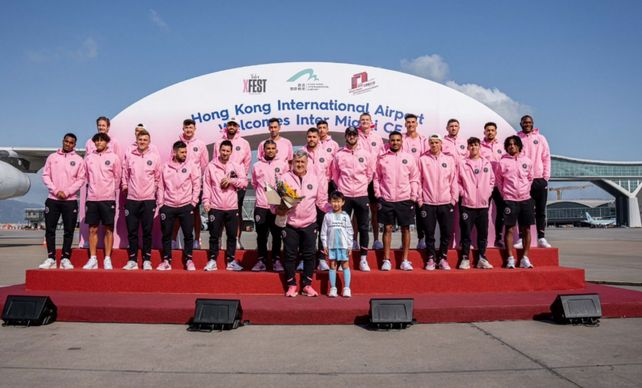 La delegación de Inter Miami posó para la foto al llegar a Hong Kong con Martino a la cabeza y Messi como el gran abanderado.