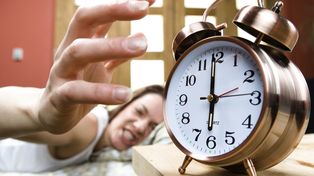 Por qué es malo retrasar varias veces la alarma del despertador