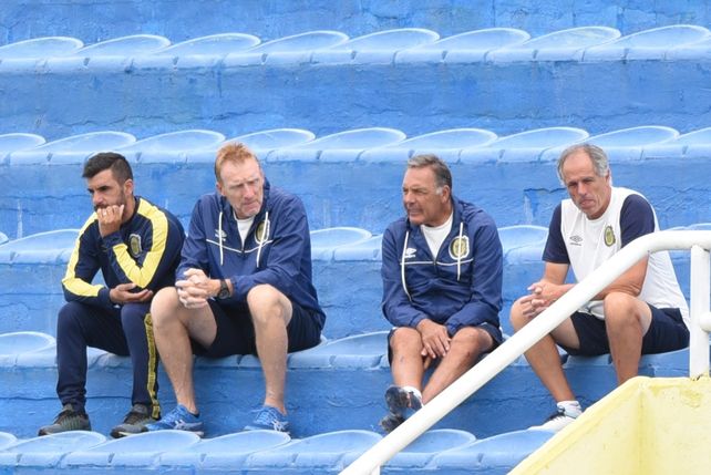 Miguel Angel Russo sigue de cerca el partido de reserva, junto a Ferrari, Lussenhoff y Galloni.