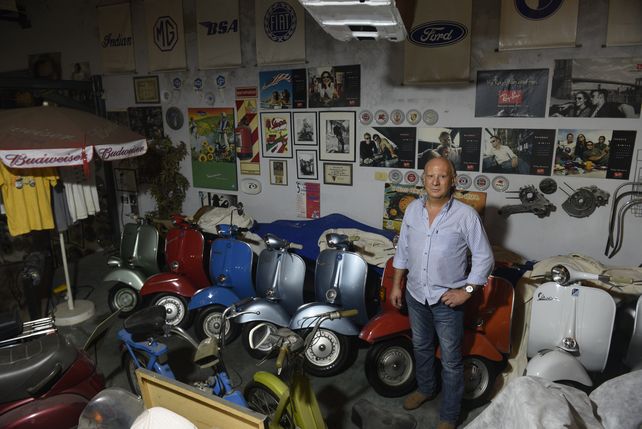 Ricardo Cosio tiene 38 motos Vespa y una buena variedad de autos japoneses.
