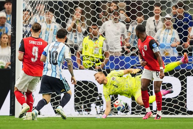 La pelota está adentro. Es el gol de Messi