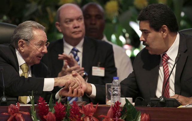 Socios. Raúl Castro y Nicolás Maduro se saludan al inicio de las deliberaciones en La Habana.