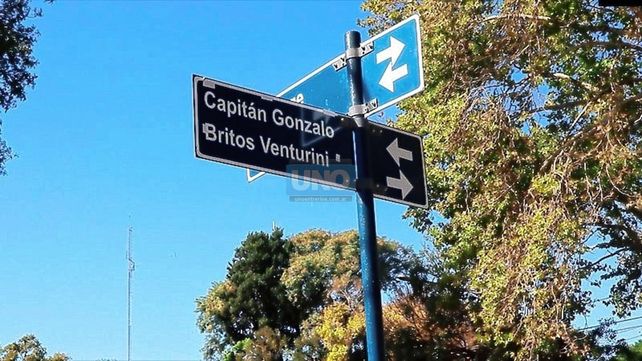 Paraná: colocaron cartelería a la calle que identifica a piloto fallecido en 2020