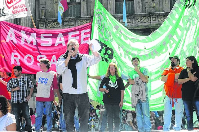 protesta. Los maestros del gremio local irán mañana hacia la plaza frente a la Gobernación.