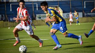Giovanni Cantizano encara pelota al pie intentando perforar la defensa del equipo cordobés.
