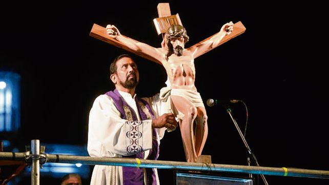 Tradici&oacute;n. El padre Ignacio porta una enorme cruz en la tarima donde da su mensaje final a la multitud.