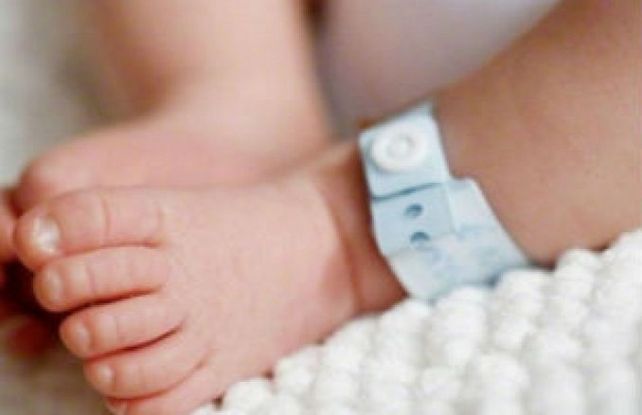 Un bebé murió de frío mientras su mamá hacía cola en el banco