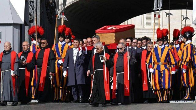 El féretro del Papa Francisco ya se encuentra en la Basílica vaticana