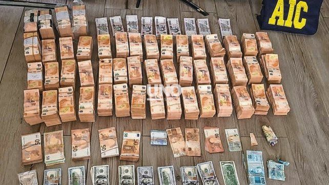 Un allanamiento en un lujoso edificio del puerto terminó con el secuestro de 46 millones de pesos, 85.000 dólares, 21.000 euros y 23.000 reales Un allanamiento en un lujoso edificio del puerto terminó con el secuestro de 46 millones de pesos, 85.000 dólares, 21.000 euros y 23.000 reales