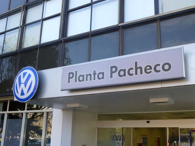 Despidieron 180 obreros de Atanor y suspendieron 600 de Volkswagen