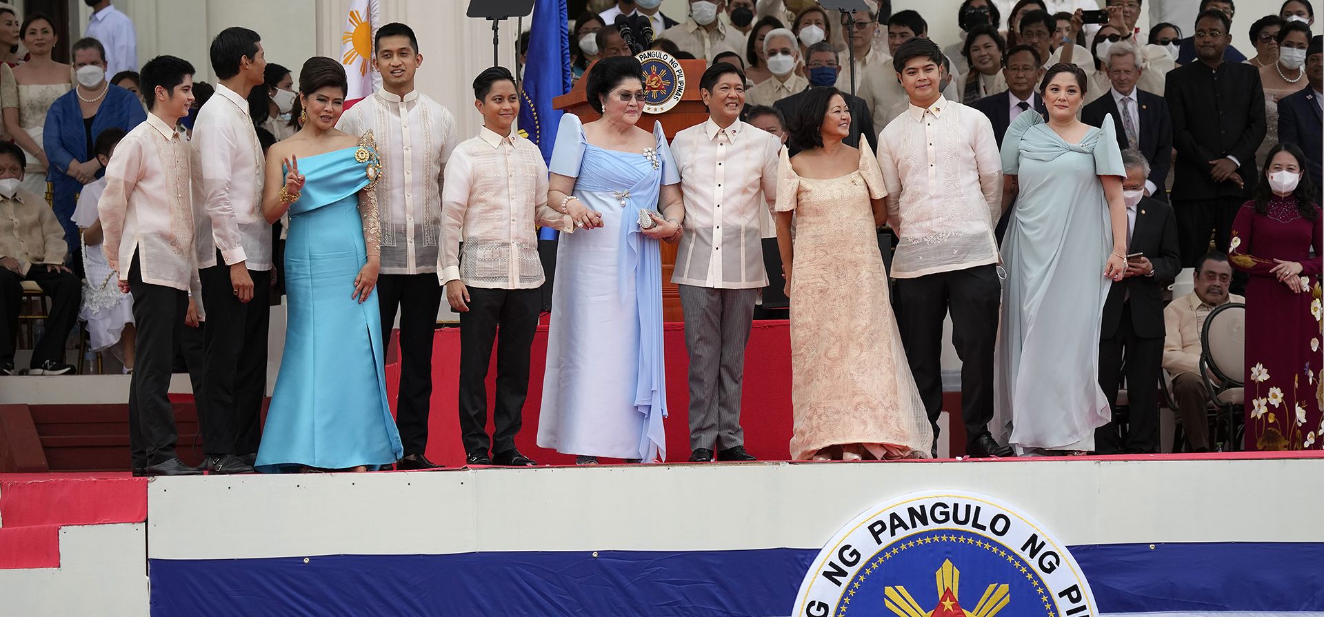 El presidente electo Ferdinand Marcos Jr., cuarto desde la izquierda, posa con su familia, incluida su madre Imelda, quinta desde la izquierda, durante la ceremonia de inauguración el jueves 30 de junio de 2022 en el Museo Nacional de Manila, Filipinas. Marcos prestó juramento como el decimoséptimo presidente del país.