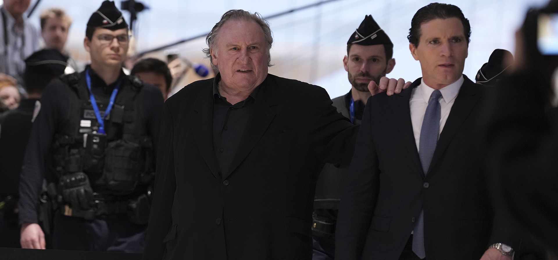 El actor Gerard Depardieu llega con su abogado Jeremie Assous a juicio por las presuntas agresiones sexuales a dos mujeres durante una película de 2021, el lunes 24 de marzo de 2025 en París. El actor irá a un nuevo juicio por presunta violación y agresión sexual. (Foto AP/Aurelien Morissard, archivo) El actor Gerard Depardieu llega con su abogado Jeremie Assous a juicio por las presuntas agresiones sexuales a dos mujeres durante una película de 2021, el lunes 24 de marzo de 2025 en París. El actor irá a un nuevo juicio por presunta violación y agresión sexual. (Foto AP/Aurelien Morissard, archivo)