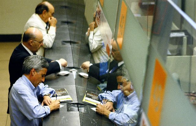 Los ahorristas atemperaron su corrida hacia el dólar y comenzaron a evaluar las colocaciones a plazo fijo como variables de inversión rentables. Su correlato en el sector productivo.