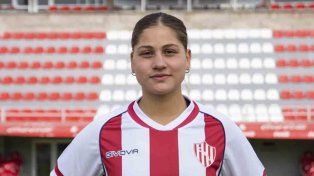 Feliz. Lucía Almada fue presentada oficialmente y volvió a posar con los colores del conjunto santafesino.