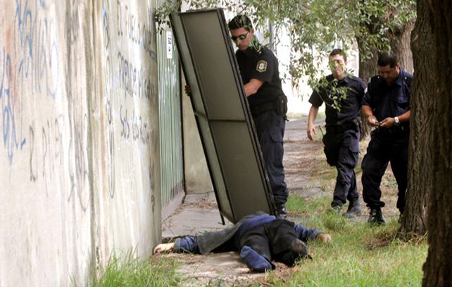 El hermano de la víctima dijo que los policías cortaron la soga y malograron cualquier evidencia.