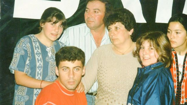 Walter Samuel con sus padres y hermanas en Firmat.