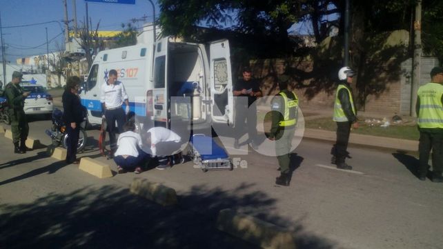 Un inspector municipal motorizado se accidentó y fue ayudado por Gendarmería