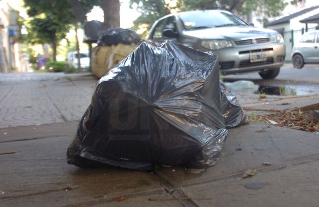 Mal olor: sin recolección, la ciudad amaneció con basura en las veredas