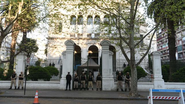 Efectivos de Prefectura esta mañana en la custodia del edificio donde se realiza el juicio. 