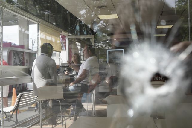 La estación de servicios de San Martín y Saavedra fue blanco de una serie de balazos disparados desde una moto por dos hombres.&nbsp;