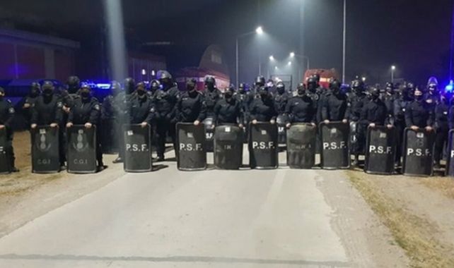 Unos 300 polic&iacute;as se movilizaron contra los trabajadores de Algodonera Avellaneda