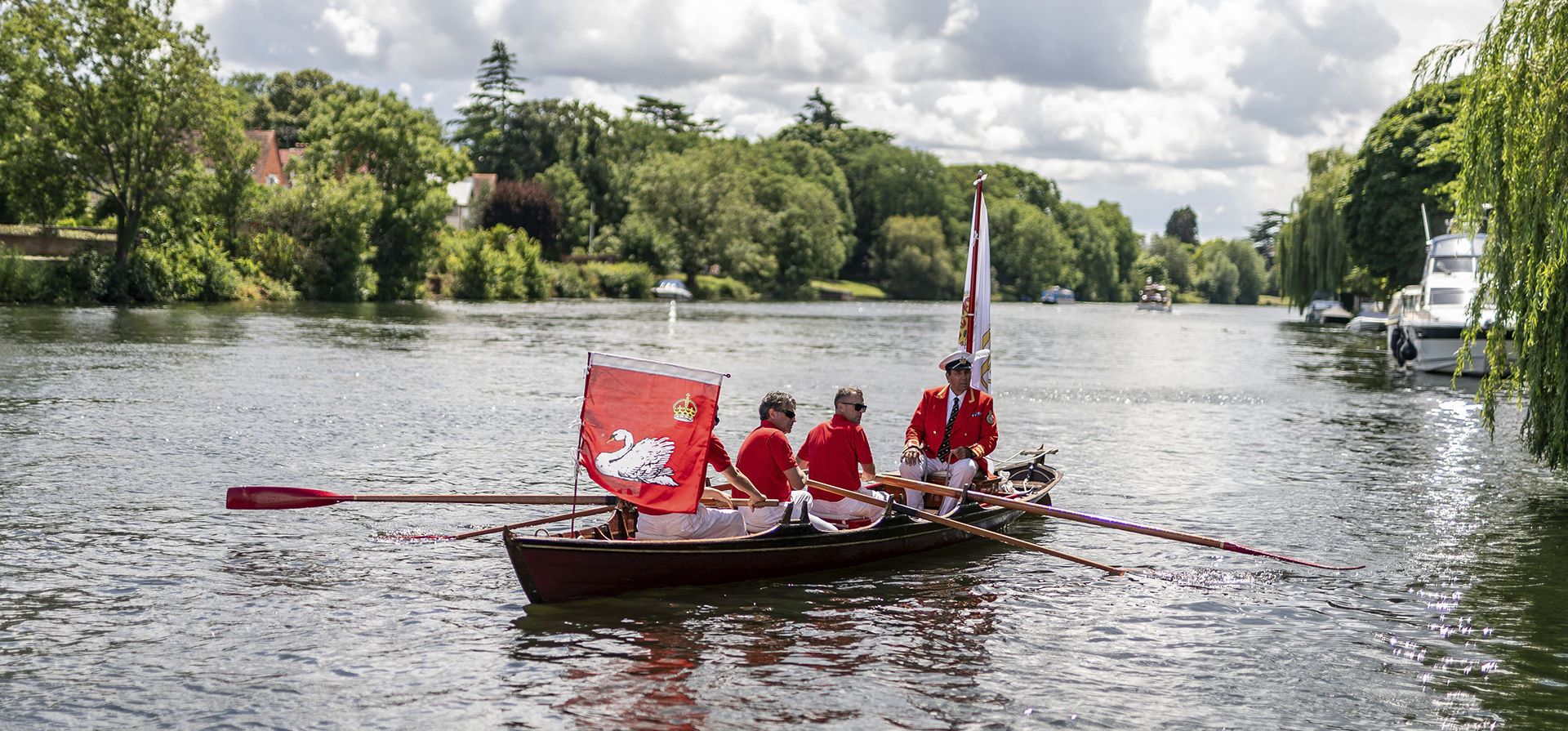 Tradición de Swan Upping, el censo anual de la población de cisnes en el río Támesis, en Londres, el lunes 17 de julio de 2023, el primer censo del reinado del rey Carlos III. Es deber del marcador de cisnes del soberano contar el número de pichones jóvenes cada año y asegurarse de que se mantenga la población de cisnes. (Aaron Chown/PA vía AP) Tradición de Swan Upping, el censo anual de la población de cisnes en el río Támesis, en Londres, el lunes 17 de julio de 2023, el primer censo del reinado del rey Carlos III. Es deber del marcador de cisnes del soberano contar el número de pichones jóvenes cada año y asegurarse de que se mantenga la población de cisnes. (Aaron Chown/PA vía AP)