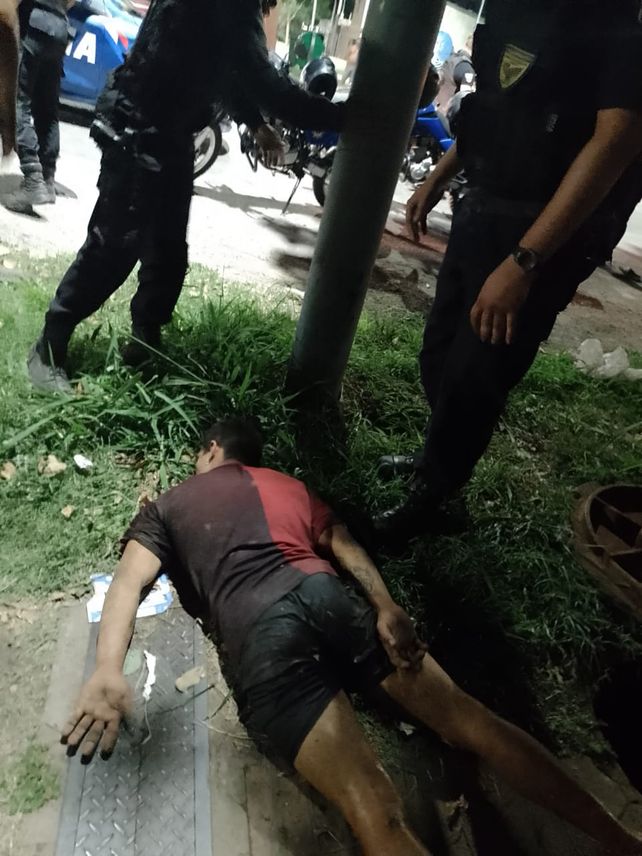Ladrón rescatado de la alcantarillo donde buscó refugio.&nbsp;